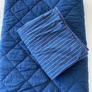 Pottery Barn Teen Comforter Set (includes sham), Navy, Reverses to Stripe, Twin